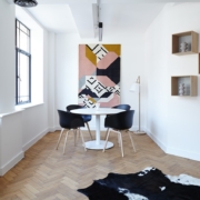 Interieur lichte woon- eetkamer